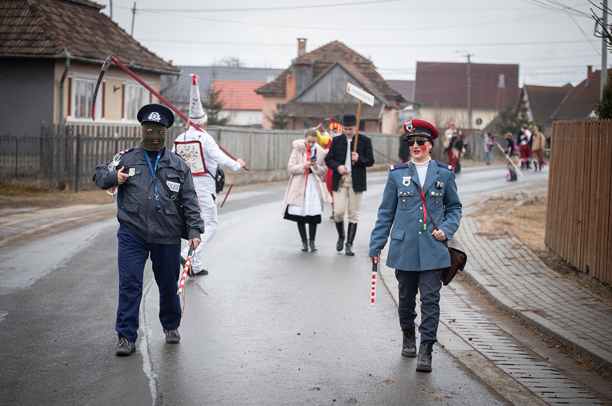 Jókedvvel, mulatással dugták el a Marost 